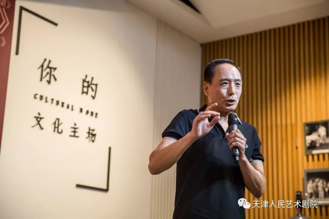 天津人民艺术剧院副院长李阳邀请在场观众一同高唱《歌唱祖国》喜迎