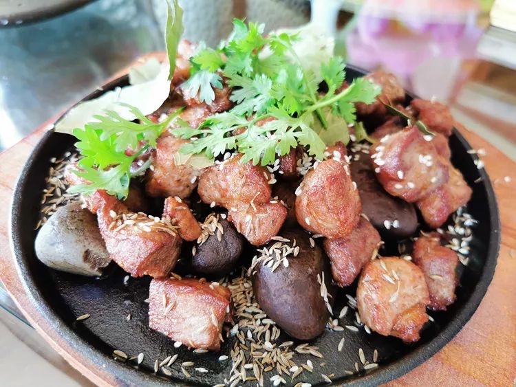 鹅卵石烤肉炝甲鱼手撕鲈鱼蒜蓉扇贝一鱼两吃活 动 详 情凭手机微信