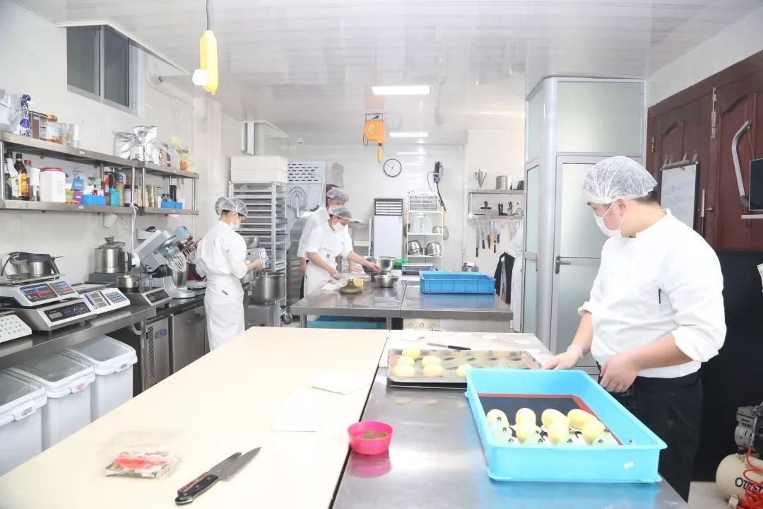 纯品元祖永康多家蛋糕店后厨被曝光一家获差评