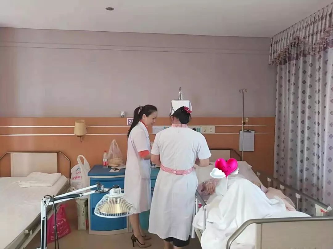 情系中秋爱驻万福万福妇产医院为住院孕妈咪们送月饼