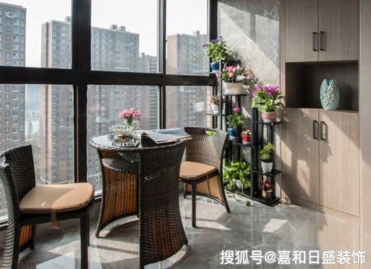 内阳台和外阳台的区别1,内阳台是属于楼房建筑结构中的一部分,有人