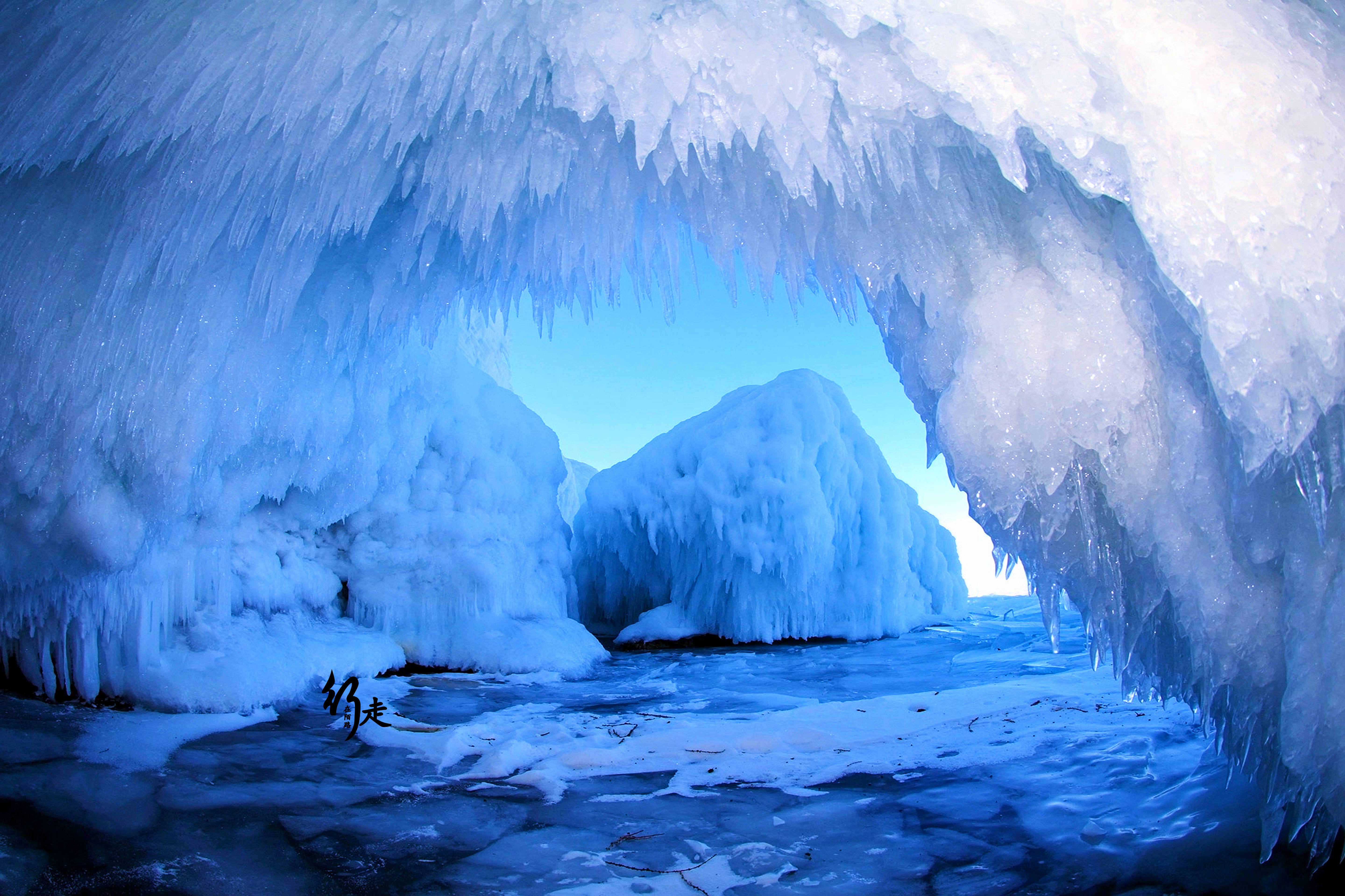 原创全球最长的冰洞洞口冰层万年不化洞内却只要穿短袖