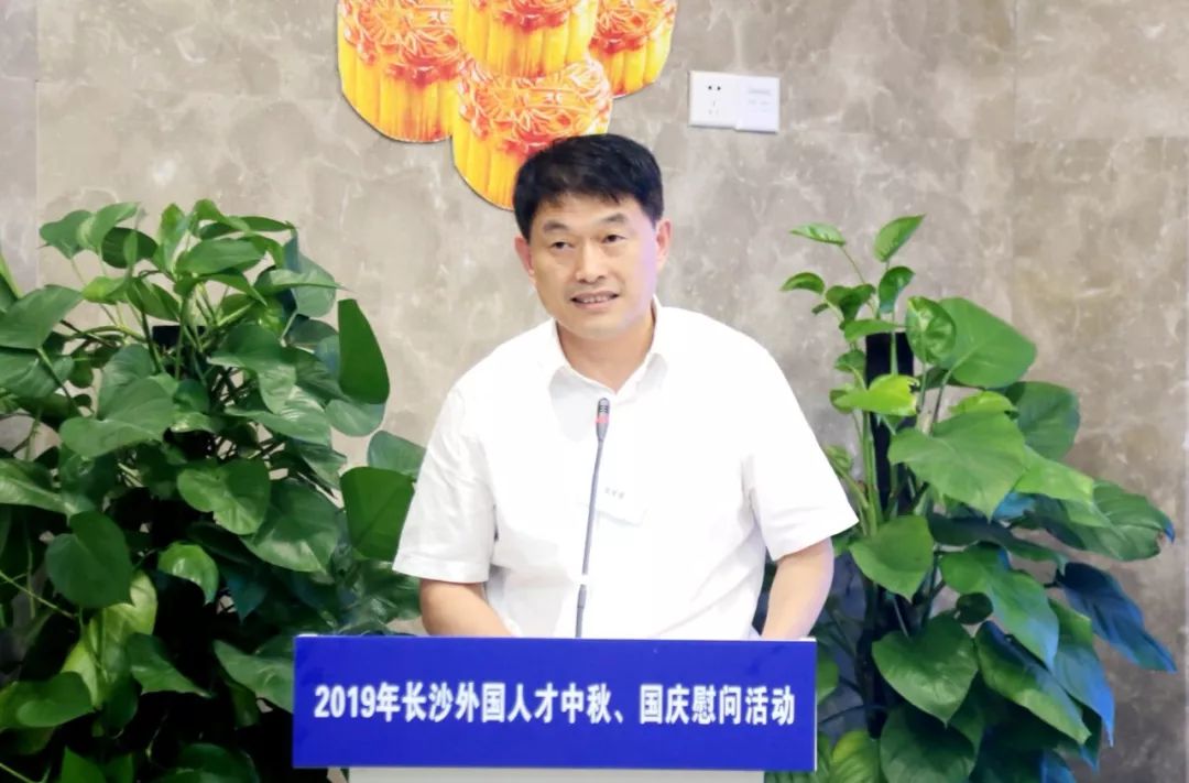 视频| 这群老外朋友相聚麓谷做月饼,还高喊"长沙,加油"!_李立婷