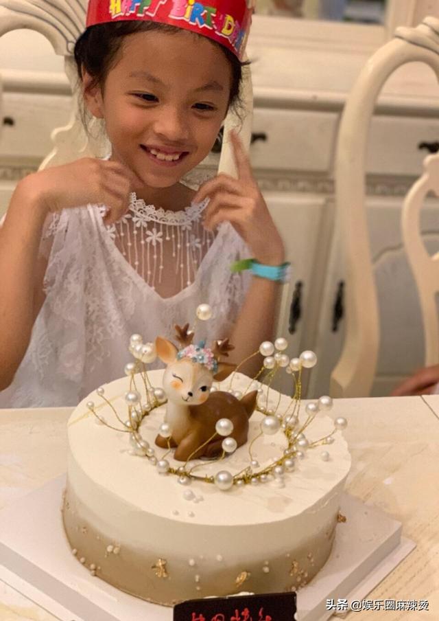 主持人周群女儿过9岁生日一家4口同框出镜唯独不见她老公现身