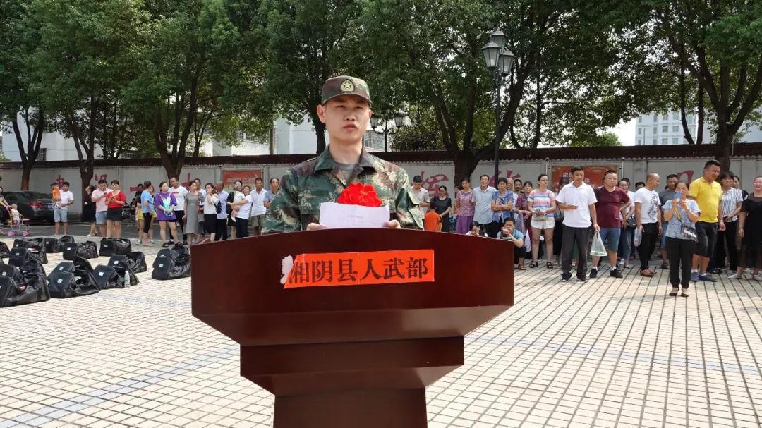 新兵代表表决心据统计,此次141名新兵中,大学生有近100名