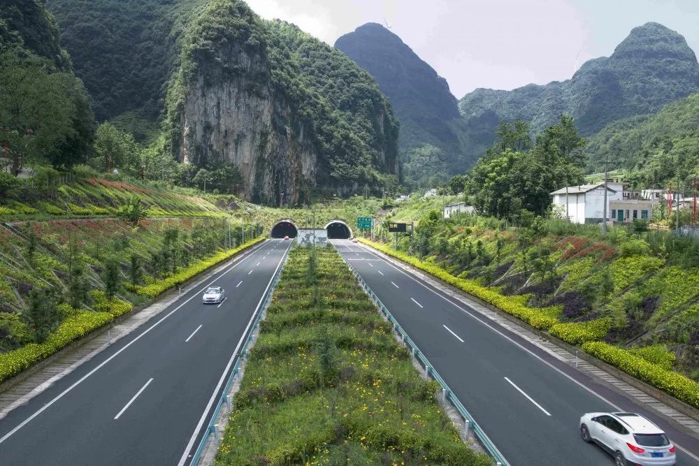 李贵江 摄铲雪除冰为群众保驾护航图为2018年12月30日在松从高速(s15)