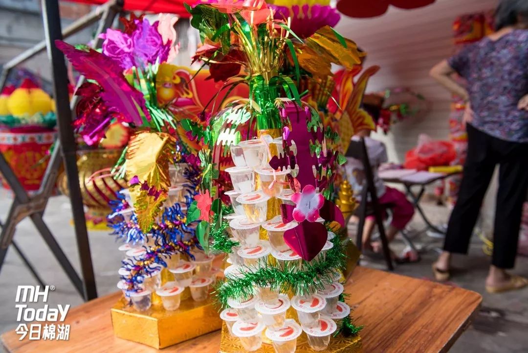 还有充满童趣天真的水果塔,用果冻层层垒砌出高塔的形状,搭配春草花的