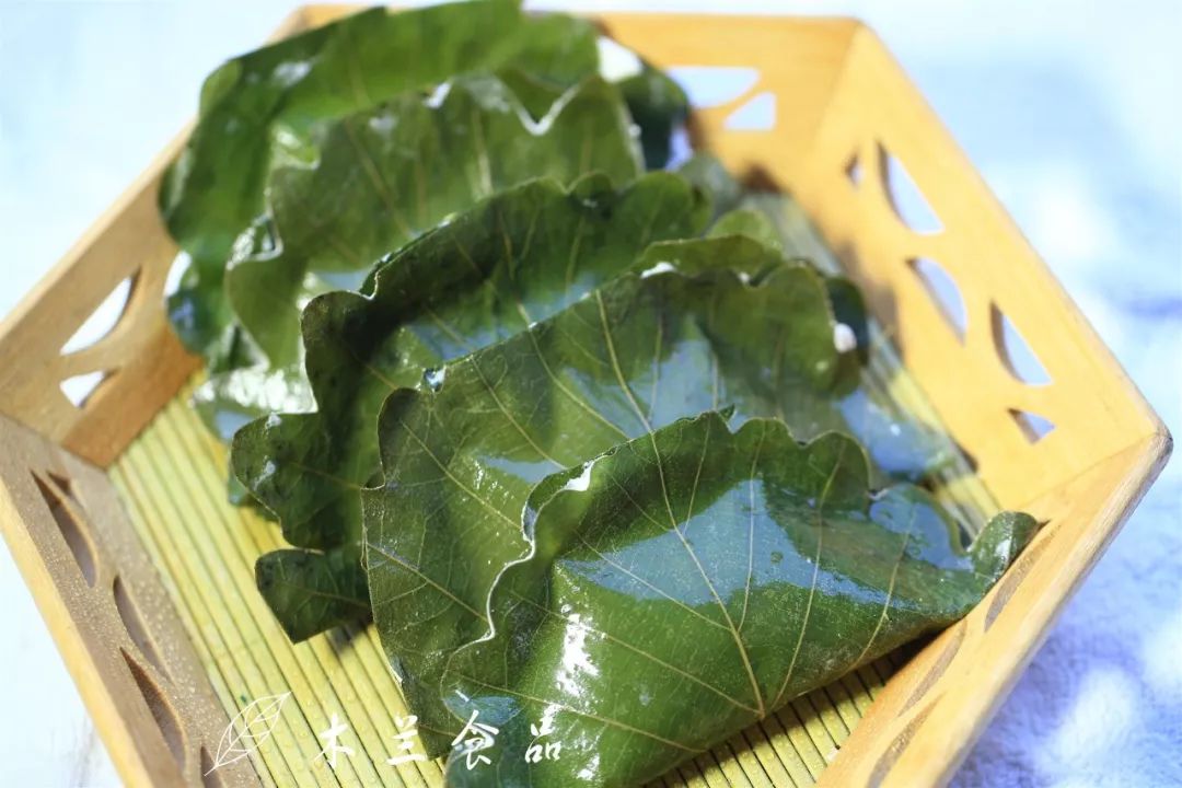 绿绿的桲椤叶,包上馅料,放入蒸锅.熟了之后桲椤叶饼变得隐约透明.