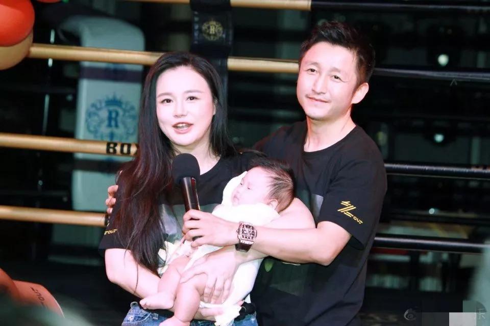 拳王邹市明三胎儿子照片曝光与儿子亲密互动皱纹惹人心疼