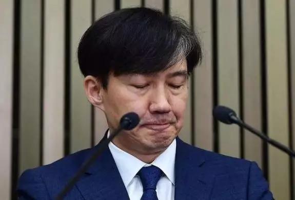 被亲信曹国连累文在寅支持率不堪入目劲敌强势进攻