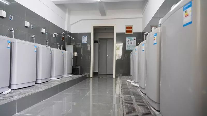 宿舍楼一楼设有专门的洗衣房,扫二维码即可实现洗衣机全自动服务.