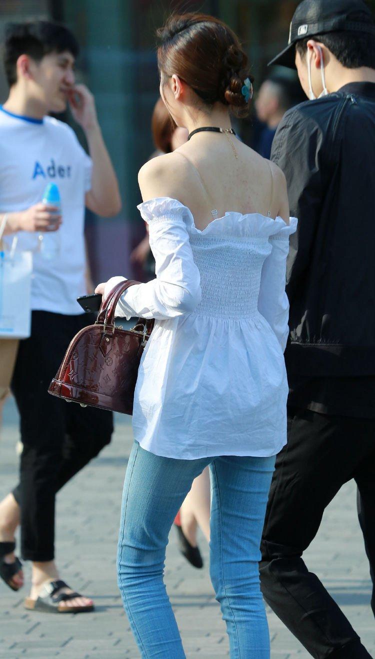 穿着娃娃衫的时尚辣妈背影宛若18岁的少女