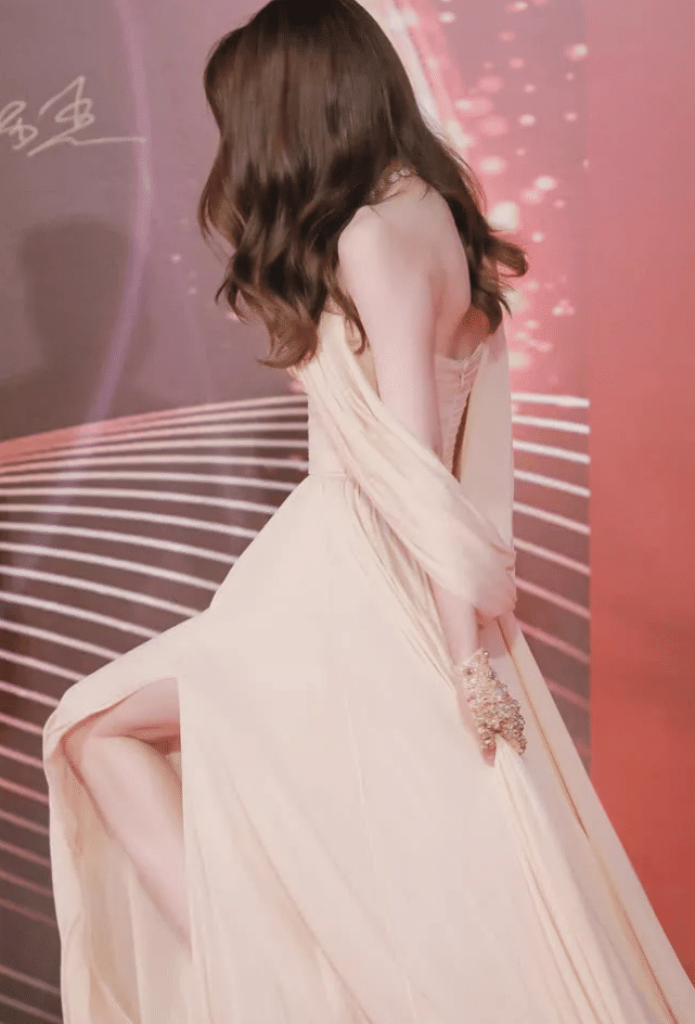 热巴才是"天生尤物"吧?当她转身后,蝴蝶骨才更摄人心魄!