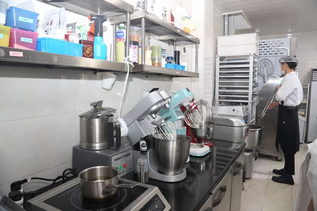 纯品元祖永康多家蛋糕店后厨被曝光一家获差评