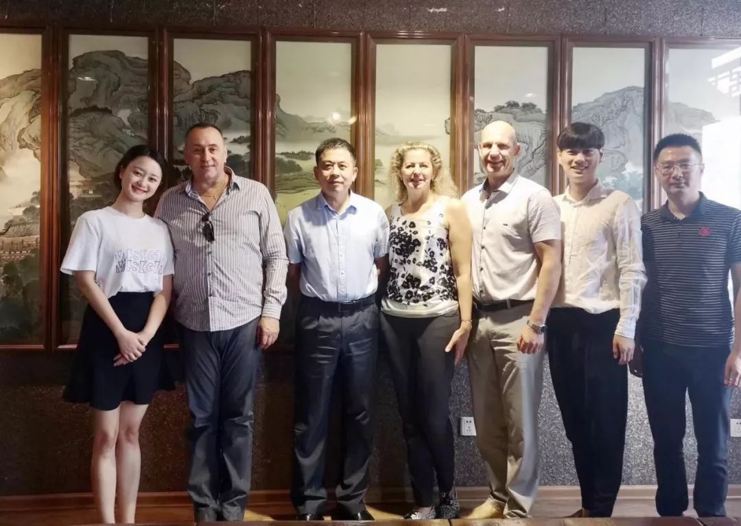 吴友云董事长与乌克兰,立陶宛文化机构洽谈合作