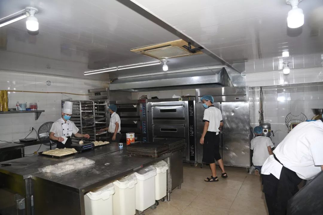 纯品元祖永康多家蛋糕店后厨被曝光一家获差评