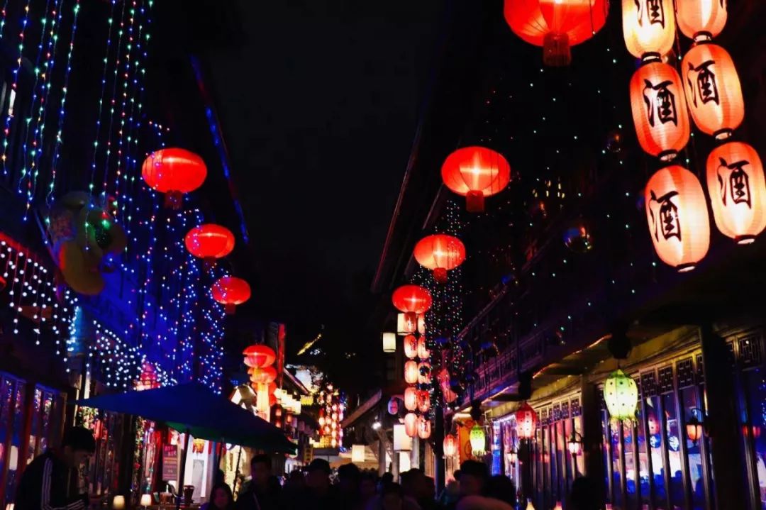 花灯等传统工艺品展位,商贾云集,热闹非凡,一同嬉笑游冶,赶个古风集市