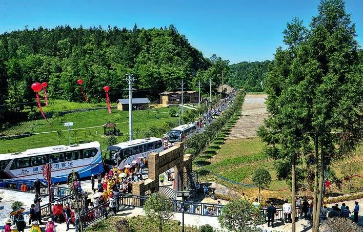 生态宜居的利川东城白鹊山火热的民宿旅游文旅融合 助力脱贫攻坚"一杯