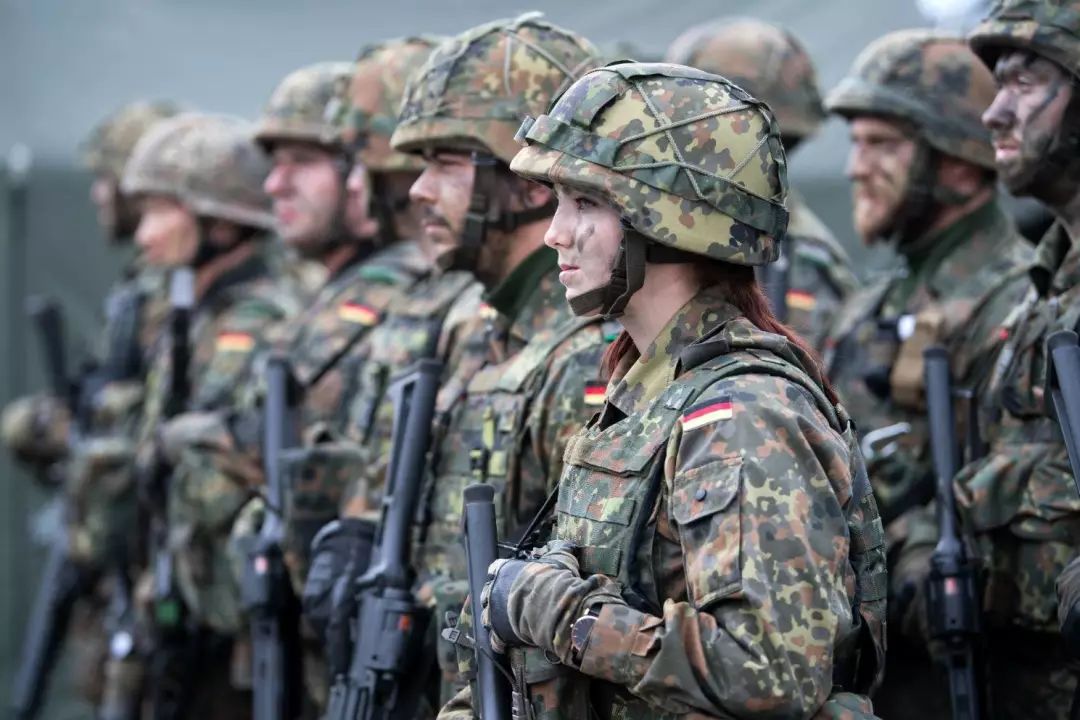 整装的德国联邦国防军士兵在热播动画《那年那兔那些事儿》当中