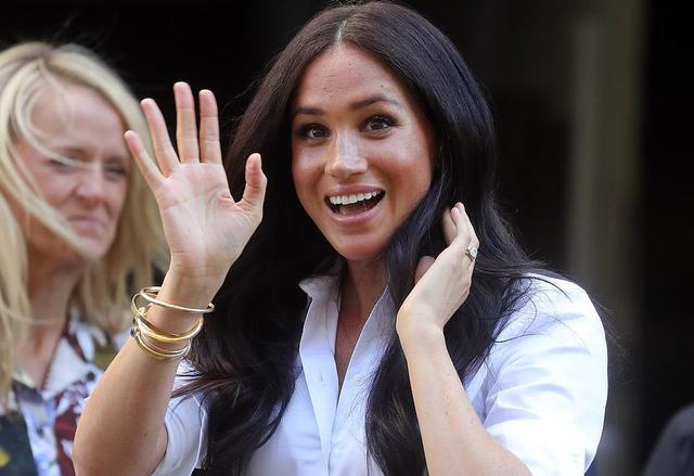 原创梅根黑白配难挡土豪风!一言不合戴5只金手镯好浮夸,身材真壮实