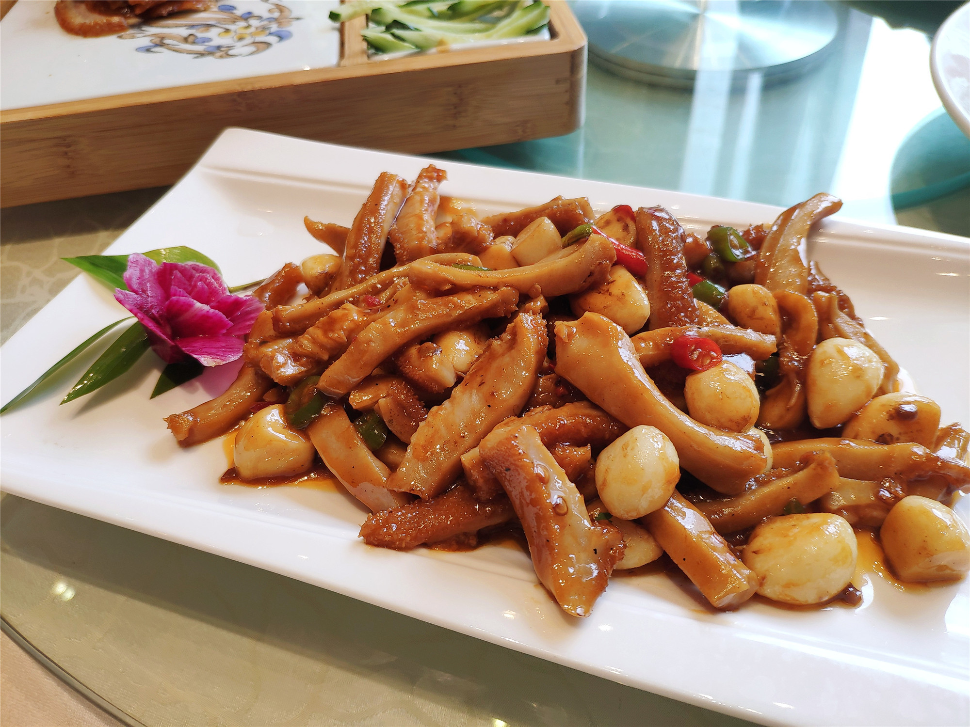 蟹味菇黑椒牛柳鲜味十足的蟹味菇,加上用黑椒腌制的牛柳,浓香扑鼻,很