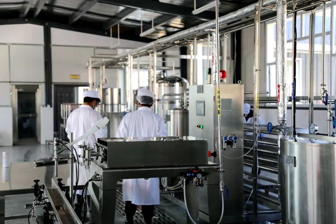 脱贫攻坚阿坝县首家村酸奶加工厂开业