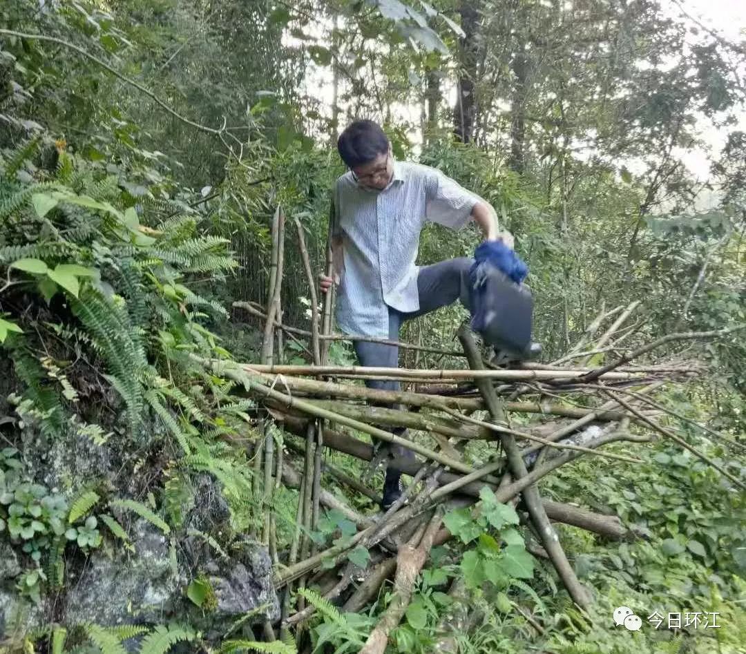 环江:九旬老汉坐着"花轿"进新房_谭运日