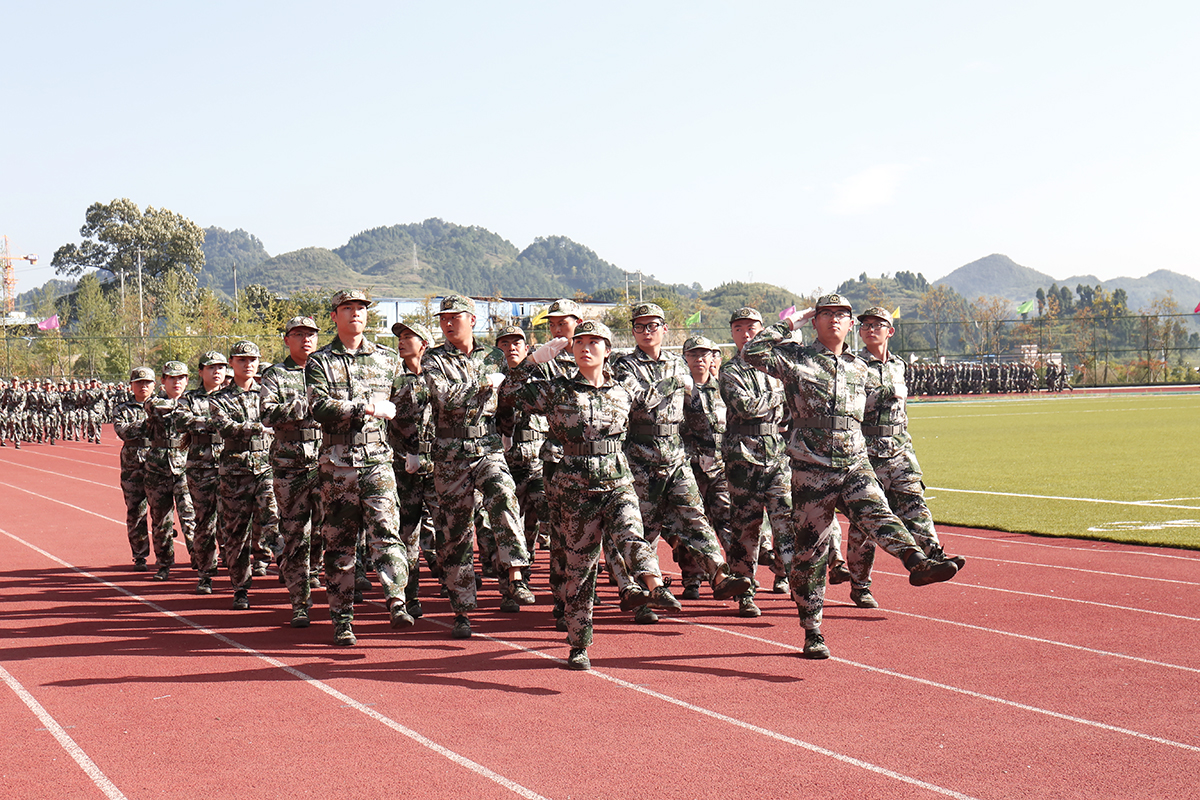 增强国防意识 锤炼意志品格 茅台学院召开2019级新生军训总结暨表彰