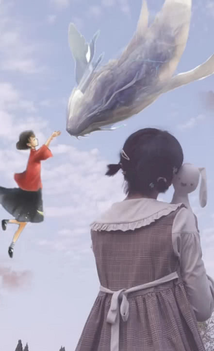 首先的这个女生穿的是一件红色的洛丽塔,光看背影就能感觉到一定是一