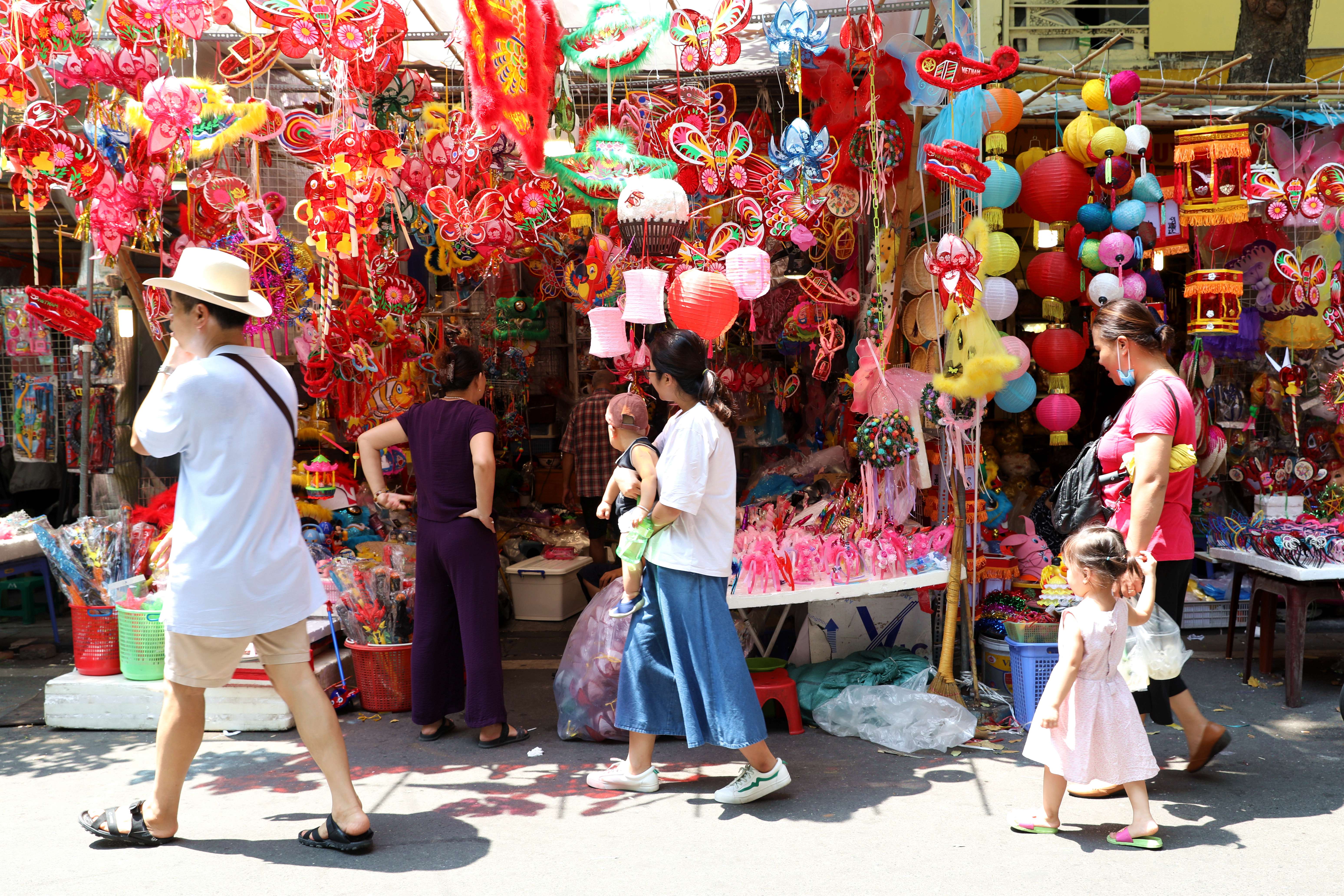 中秋节街上的热闹情景图片
