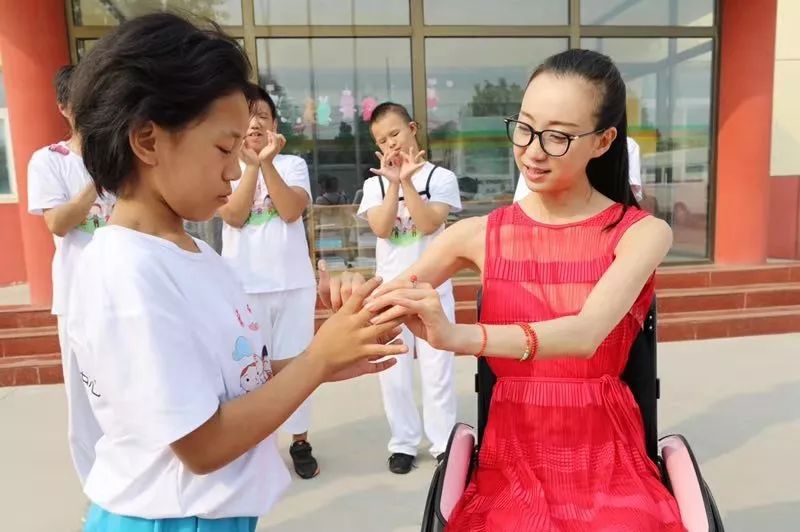 笑容灿烂在中秋佳节来临之际,舞蹈家刘岩来到北京天云语言无障碍康复