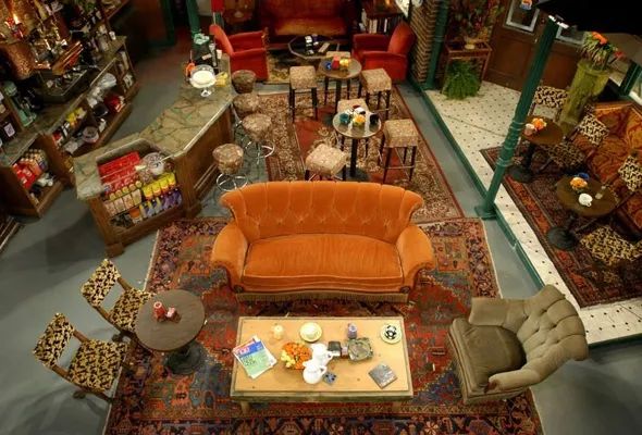 《老友记》开播25周年,来哈利法塔坐一坐剧中同款沙发_迪拜