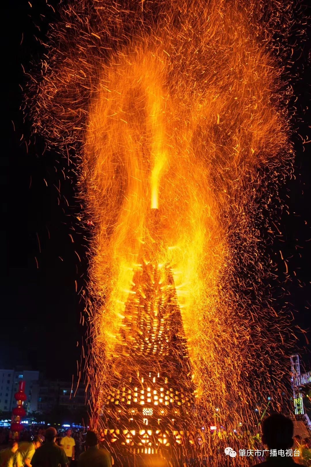 超震撼火凤凰在肇庆鼎湖上空飞舞吸引众多市民现场围观