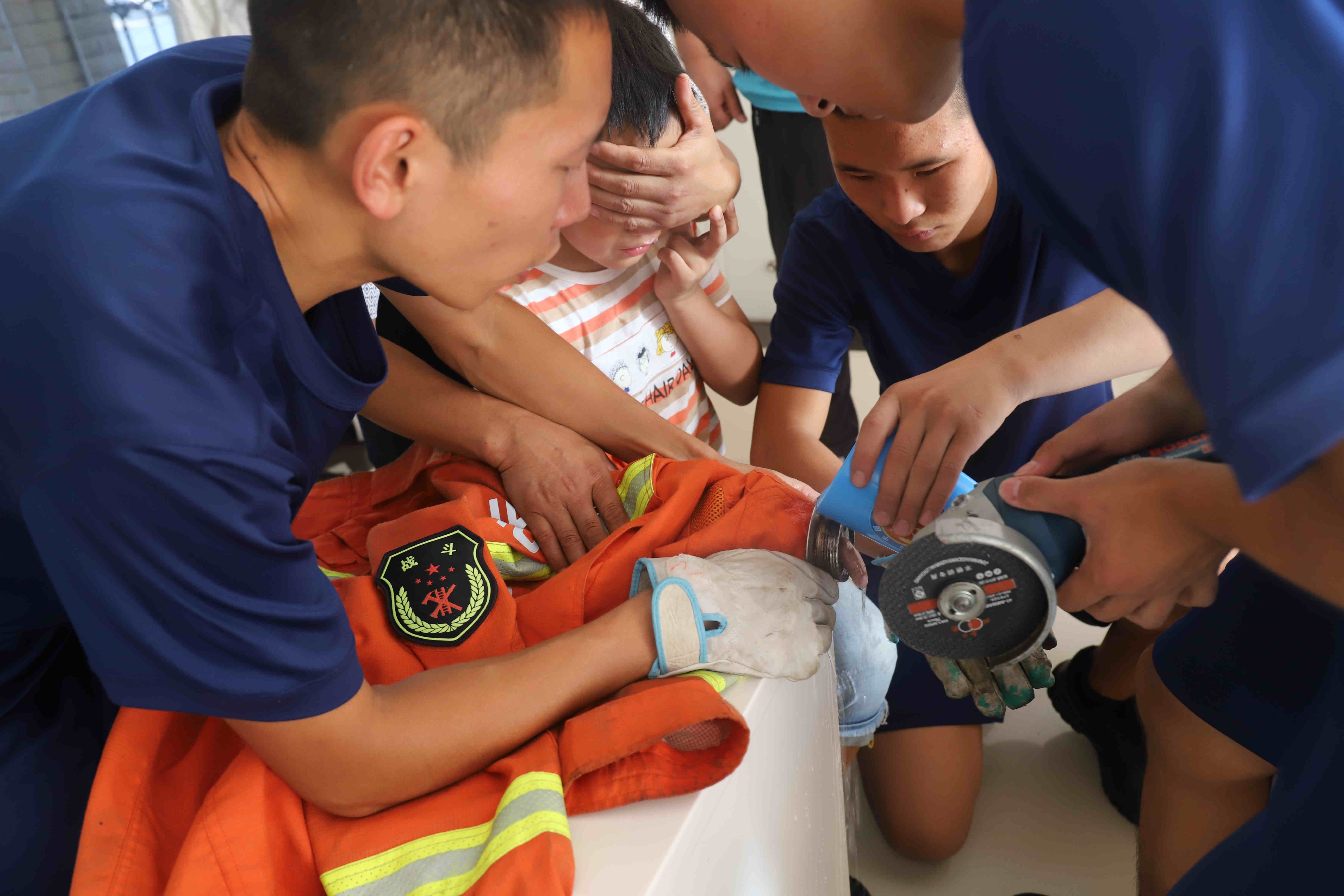 熊孩子贪玩手卡水槽,沙洋消防紧急救援