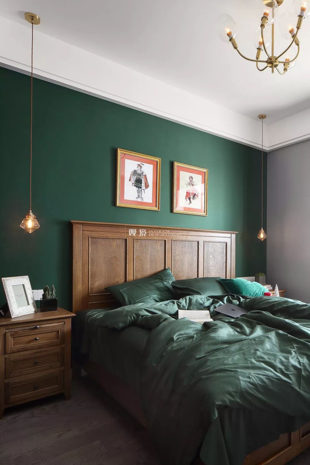 在安静优雅的卧室里,把床头墙刷成墨绿色,让卧室显