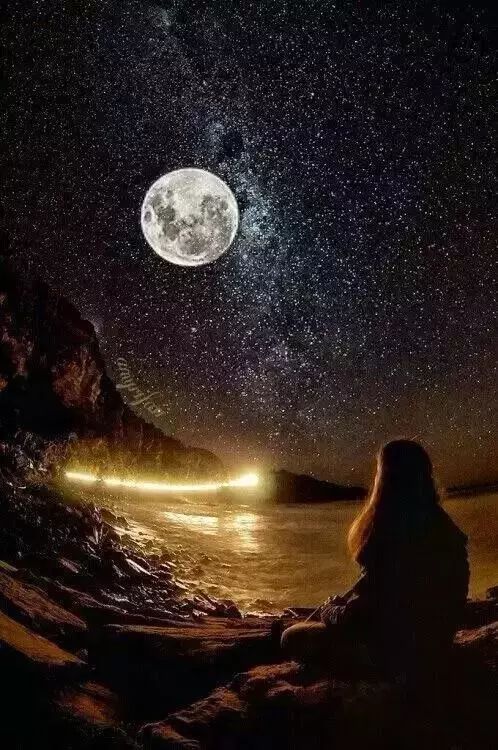 每夜升起在我的小窗前,而你的微笑将印在红色的月亮上,就有血的潮汐
