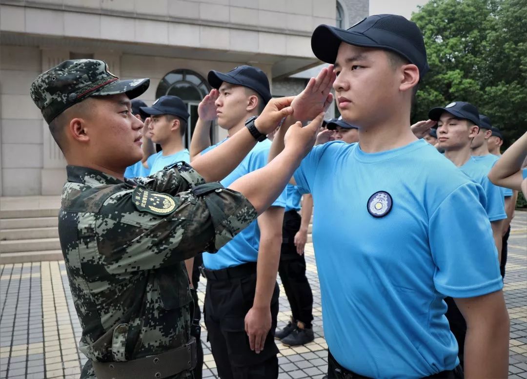一丝不苟站警姿rec这个中秋,上海公安学院的学警"小鲜肉"们依然在训练