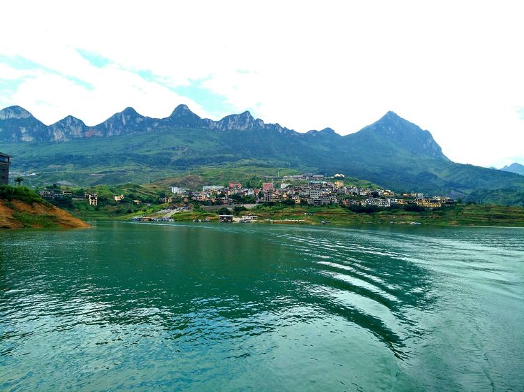 组织各大旅行社精英到六盘水市六枝特区牂牁江旅游景区进行踩线活动