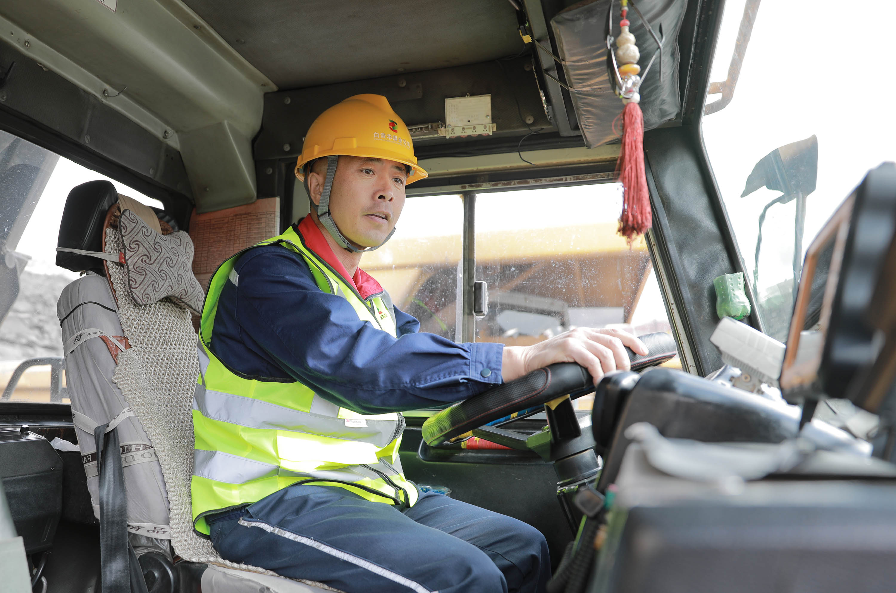 稿)9月13日,白音华煤业公司运输工程部自卸车司机李红军在检查车辆