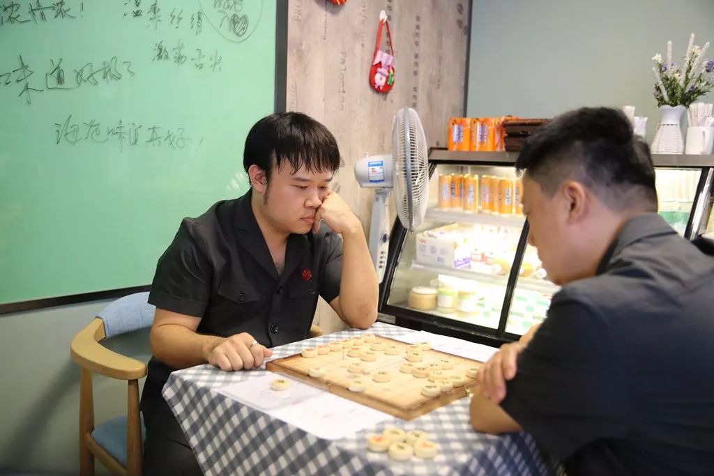 中秋节宜赏月吃月饼下象棋