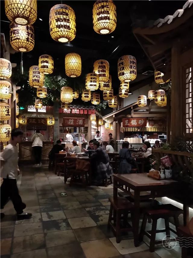 "酒不醉人人自醉,结庐在繁华,而无那车马.