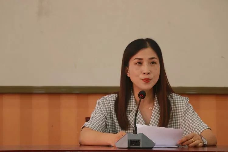 紧接着学校教务处主任邓敏老师就学生阅读分享了几点经验,1.