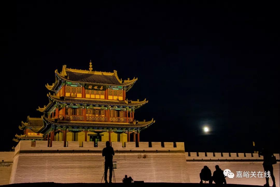 又逢一年中秋时昨晚嘉峪关人的朋友圈美翻了