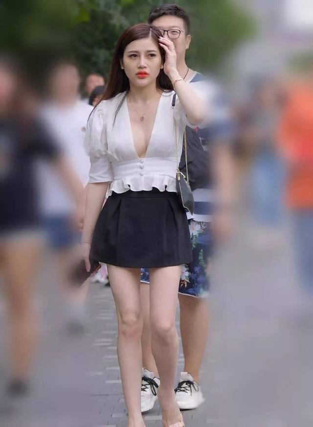 街拍美女时尚深v穿搭