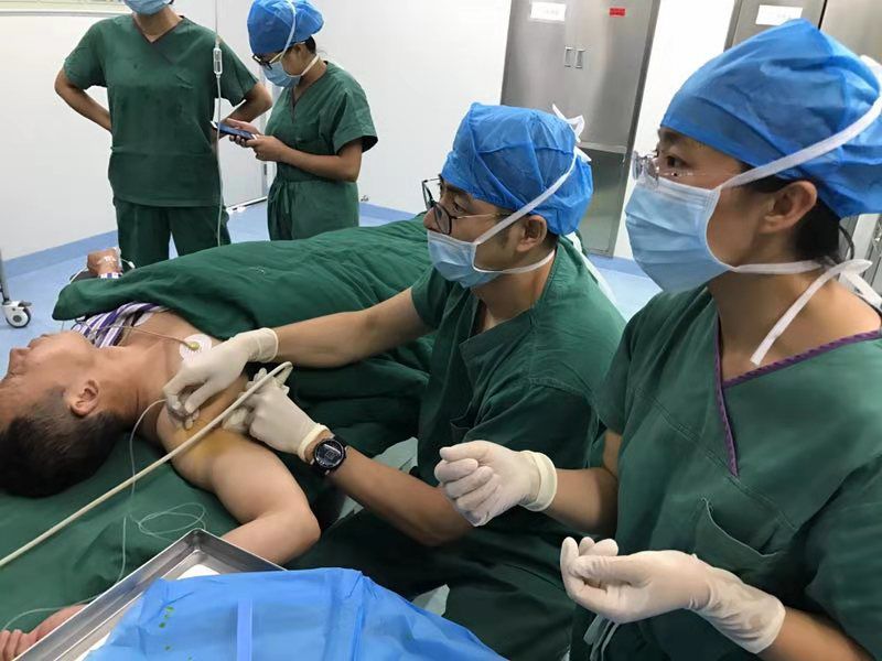 科舒慧刚医师正在指导当地医院麻醉科医师为病人行超声引导下臂丛麻醉