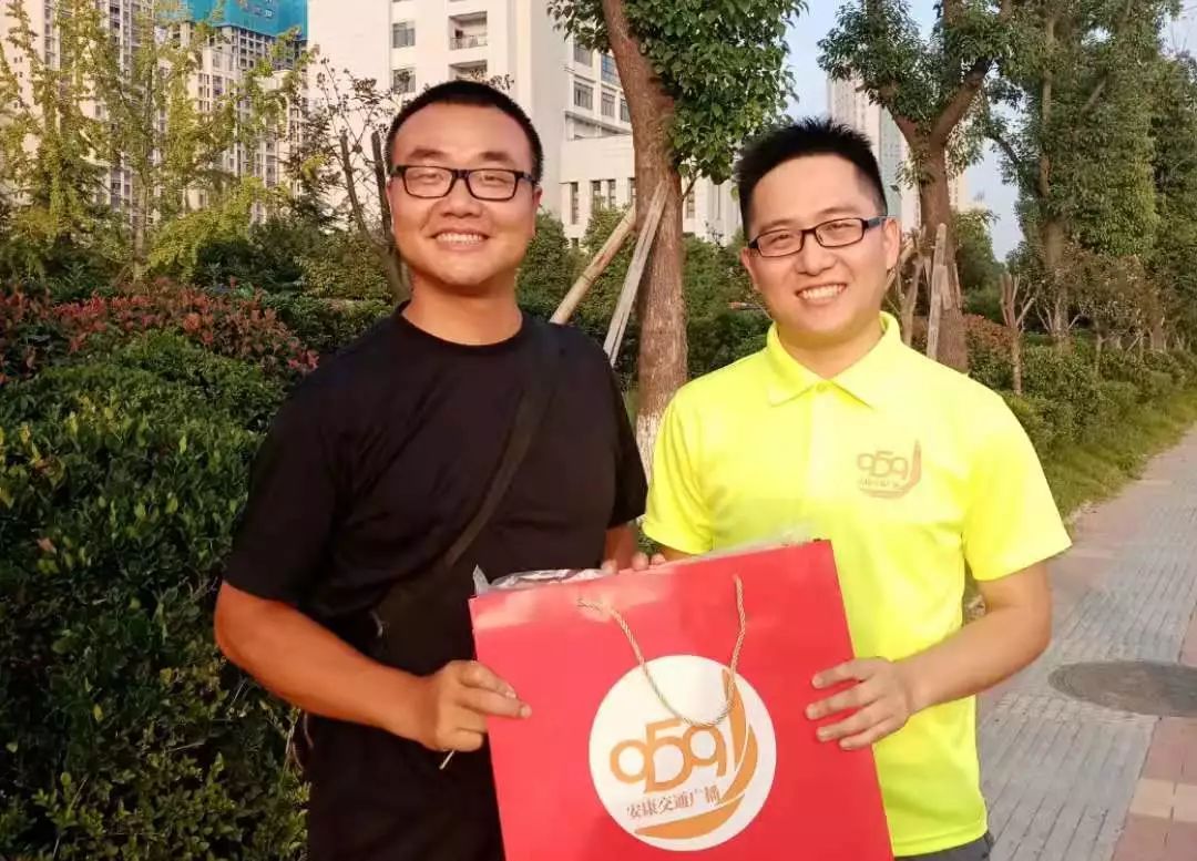 吴朝主持人:汀子幸运听众:杨晓红主持人:康锋幸运听众:邓良涛主持人