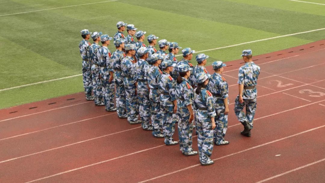 实拍青岛大学军训现场这一幕火了