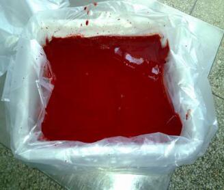 成品装袋待充分搅拌后血液颜色由暗红色转变成鲜红色,操作人员即可