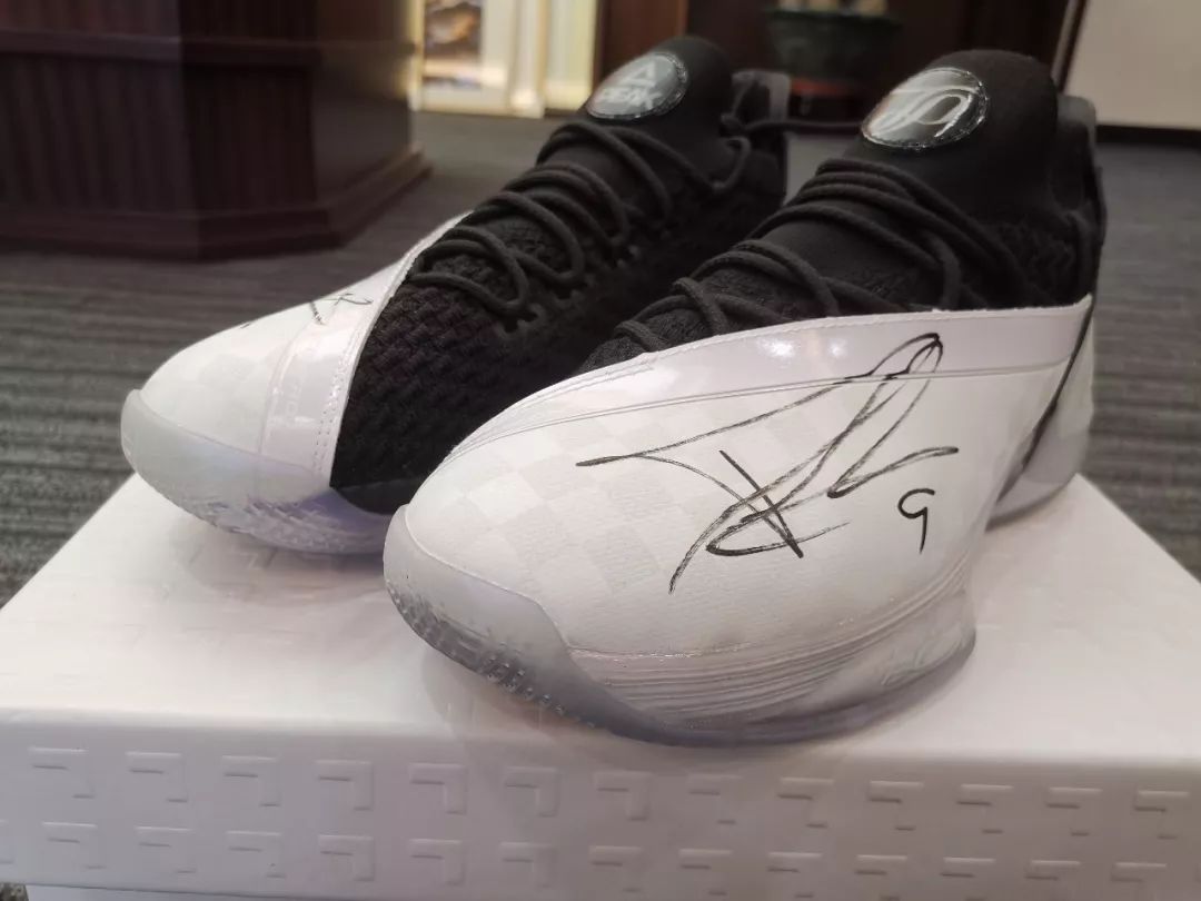 帮你回味一下帕克的英姿还有一个小动态嘻嘻,还有亲笔签名哦除了帕克