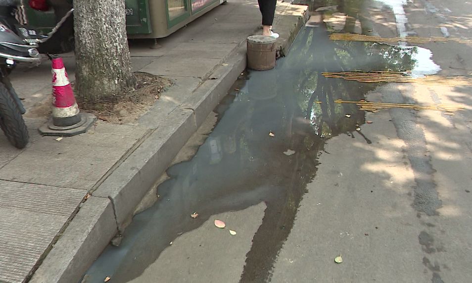 曝光上虞部分道路大滩积水垃圾成堆这些不文明行为千万别做